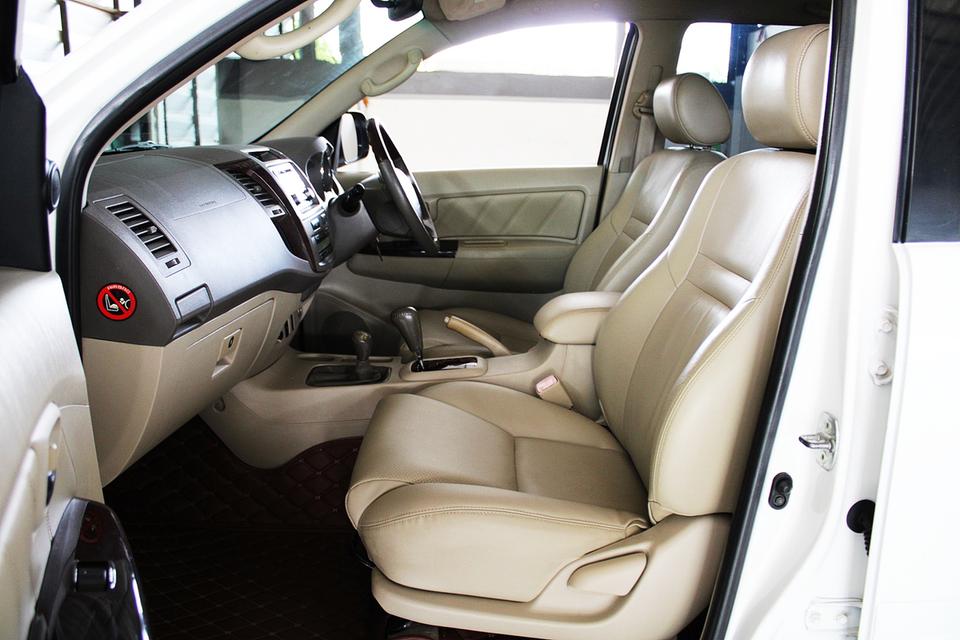 2007 Toyota Fortuner 3.0 TRD 4WD AT สีขาว รูปที่ 12