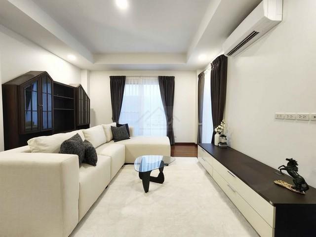 PB5581 ให้เช่าบ้านหรู 3 ชั้น ขนาด 5ห้องนอน ย่านรัชดานิเวศน์ 16 เขตห้วยขวาง ใกล้ MRT ห้วยขวาง 14