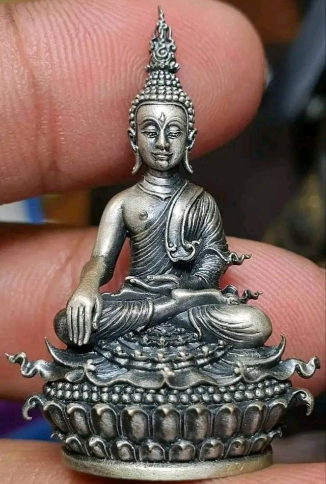 พระพุทธเนื้อเงิน