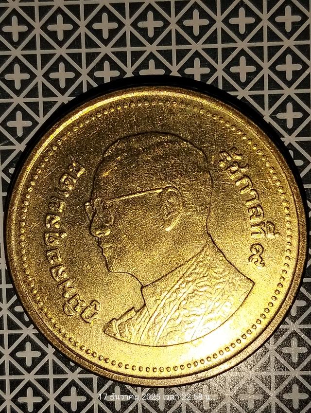 ชุดแบ่งปันต้อนรับปีใหม เหรียญ 2 สีทองปี 2559 มี 2 เหรียญ และ เหรียญ 2 บาท สีเงินปี 2549ี 1 เหรียญ และ เหรียญ 1 บาท ปี 2539 1 เหรียญราคาแบ่งปันจากใจคับ