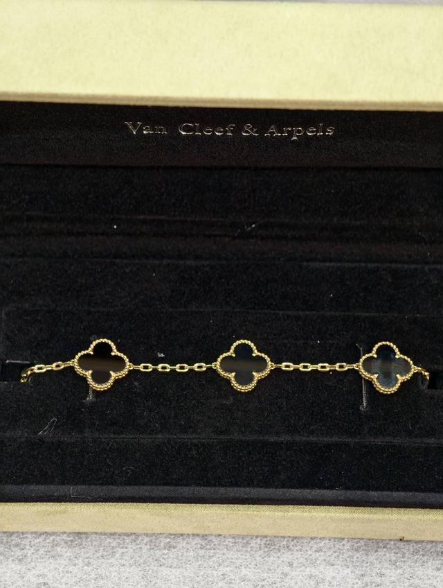 ข้อมือ Van Cleef & Arpels 2