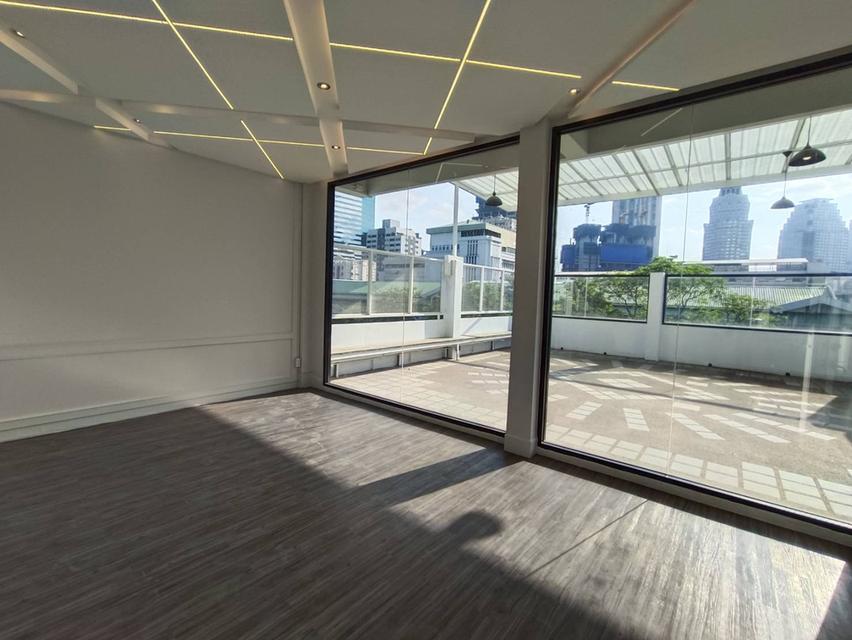For Rent 4-fl. Office Building ( include rooftop) in Soi Convent , Silom 11
