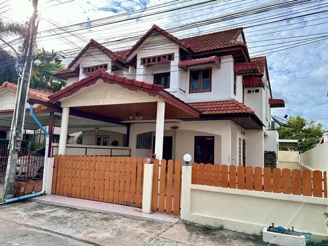 เปิดซิง! คฤหาสน์ให้เช่า โลตัส ถนนเก้ากิโล ศรีราชา 900 ม. บ้าน 2ชั้น 35ตร.วา. 4นอน ม.เกษตรศาสตร์ ศรีราชา 2.5กม. พร้อมเฟอร