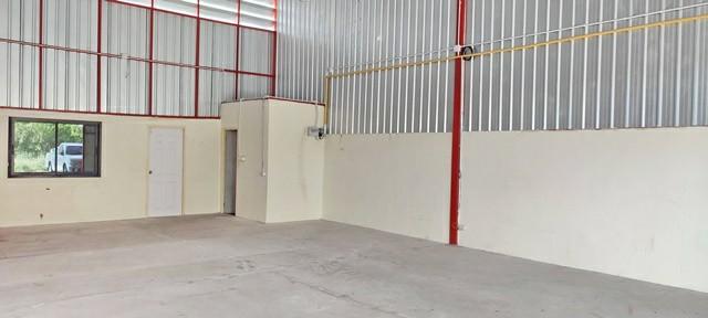 ใกล้ทางด่วนศรีสมาน โกดังให้เช่า 1 ห้องน้ำ และโรบินสัน ศรีสมาน ภายใน 1 กม. 200 ตร.ม. ลึก 25 ม. ถนนกว้าง 10 ม. เหลือ 2 ยูน 3