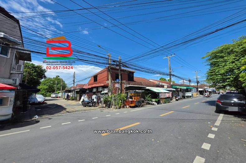 ทาวน์เฮาส์ ชั้นเดียว เนื้อที่ 21 ตร.ว. หมู่บ้านเคหะธานี 3 ซอยนวมินทร์ 74 แยก 3-8-8 ถนนนวมินทร์ แขวงรามอินทรา เขตคันนายาว 12