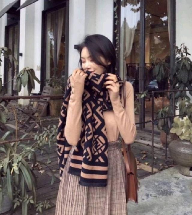 ผ้าคลุมไหล่Fendi