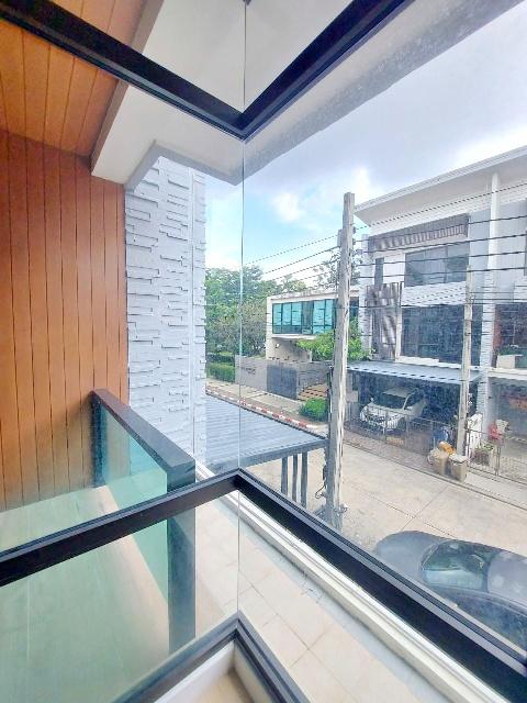 ตรงข้าม นานาชาติราฟเฟิลส์ ถนนบางนาตราด กม.5 MRT ศรีเอี่ยม 1.1กม.ให้เช่าทาวน์โฮม 3ชั้น 19ตร.วา.230 ตร.ม. 3