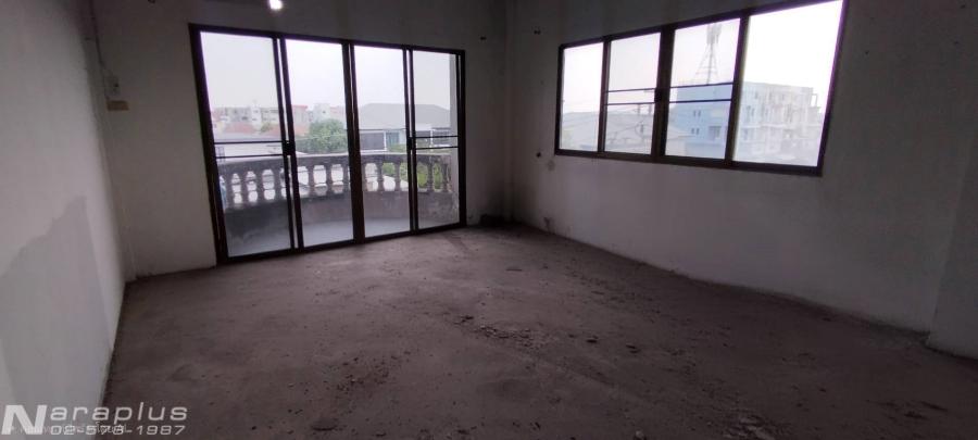 69020088 : ขายอาคารพาณิชย์ 4 ชั้น 2 คูหา พร้อมดาดฟ้าขนาดใหญ่ บนที่ดินขนาด 42 ตร.ว. หน้าหมู่บ้านกัญจน์เพชร วิลล่า ประชาอุทิศ 17 ดอนเมือง พื้นที่เยอะ คุ 9