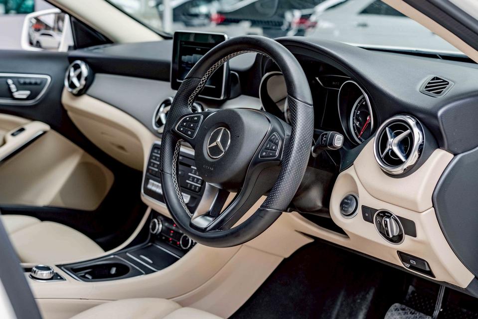 รหัสรถ NP7165 BENZ GLA200 1.6 URBAN 2021 12