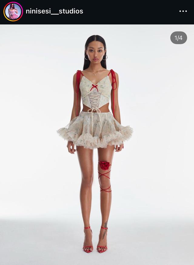 ชุดเวียดนาม แบรนด์แท้ สภาพดี ใส่ลองครั้งเดียว