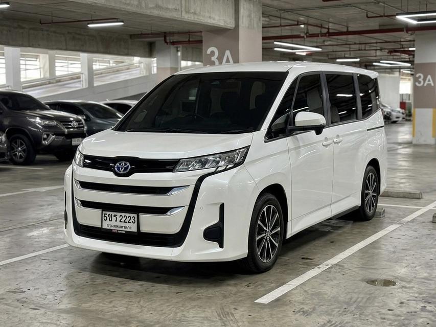 Toyota Noah Hybrid X ปี 2024 มือเดียว สภาพป้ายแดง วิ่งไปเพียง 46,xxx km.