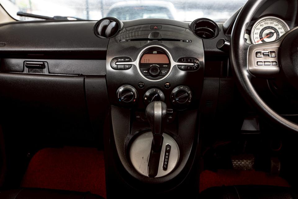 Mazda2 1.5 Spirit Sedan สีขาว ปี 2011  18