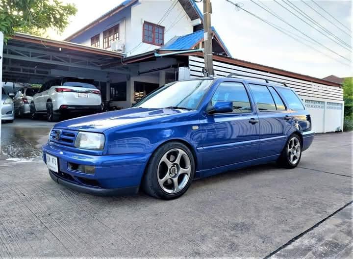 Volkswagen Golf สีน้ำเงิน