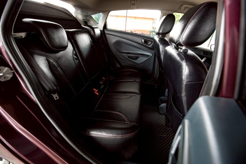 Ford Fiesta 1.5 Sport 5 ประตู สีแดง เกียร์ออโต้ ปี 2013 มือเดียวป้ายแดง 12
