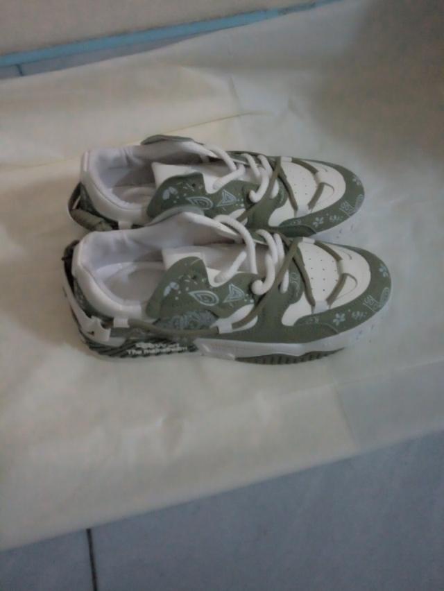 รองเท้าผ้าใบสตรีทถนน