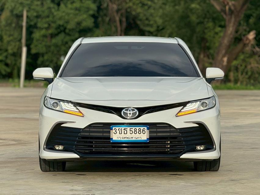 TOYOTA. CAMRY  Sedan 4dr Sport SA 8sp FWD 2.5 (MNC)  Y2022 สีขาว  ออโต้ 7