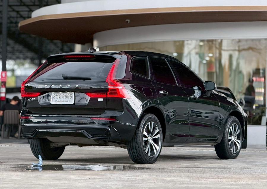 VOLVO XC60 2.0 RECHARGE T8 R-DESIGN AWD ปี 2022 โฉม ปี14-ปัจจุบัน สีดำ รูปที่ 6