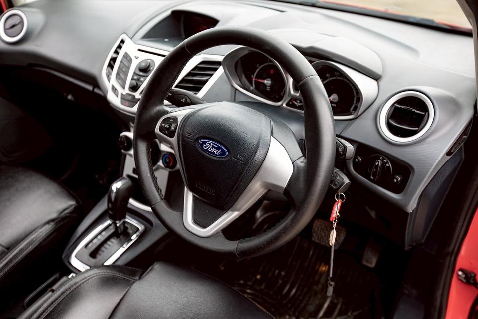 Ford Fiesta 1.5 Sport 5 ประตู สีแดง เกียร์ออโต้ ปี 2012  14