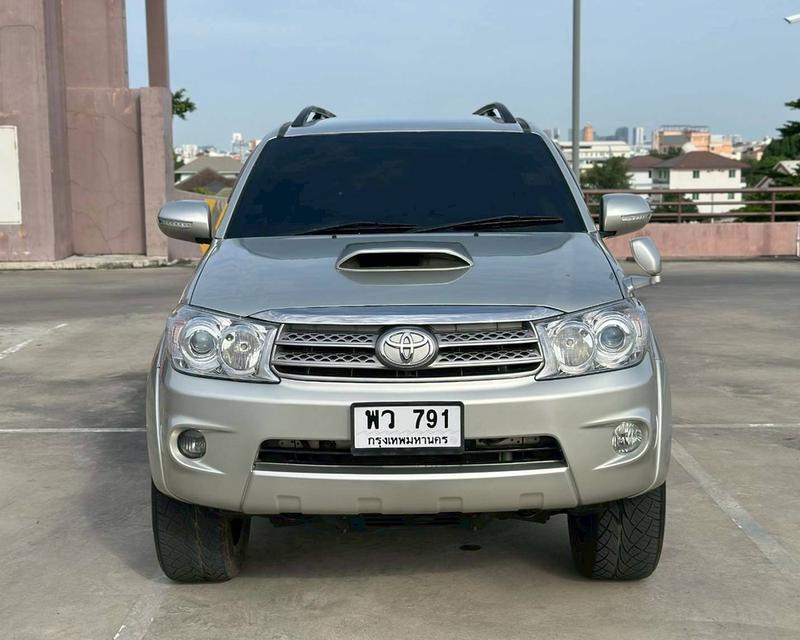 Toyota Fortuner 3.0V เกียร์ Auto 4WD สีบรอนซ์ทอง ปี 2005