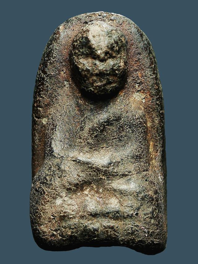 หลวงปู่ทวดเนื้อว่าน พิมพ์พระรอด เก่าๆ