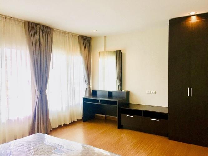 U1390 ให้เช่าบ้านทาวน์โฮม 3 ชั้น หมู่บ้านกลางเมือง ศรีนครินทร์ เออร์บาเนียน ศรีนครินทร์46/1 บ้านเฟอร์ครบ ทำเลดีเดินทางสะดวกเข้าออกได้หลายทาง ใกล้รถไฟา 14