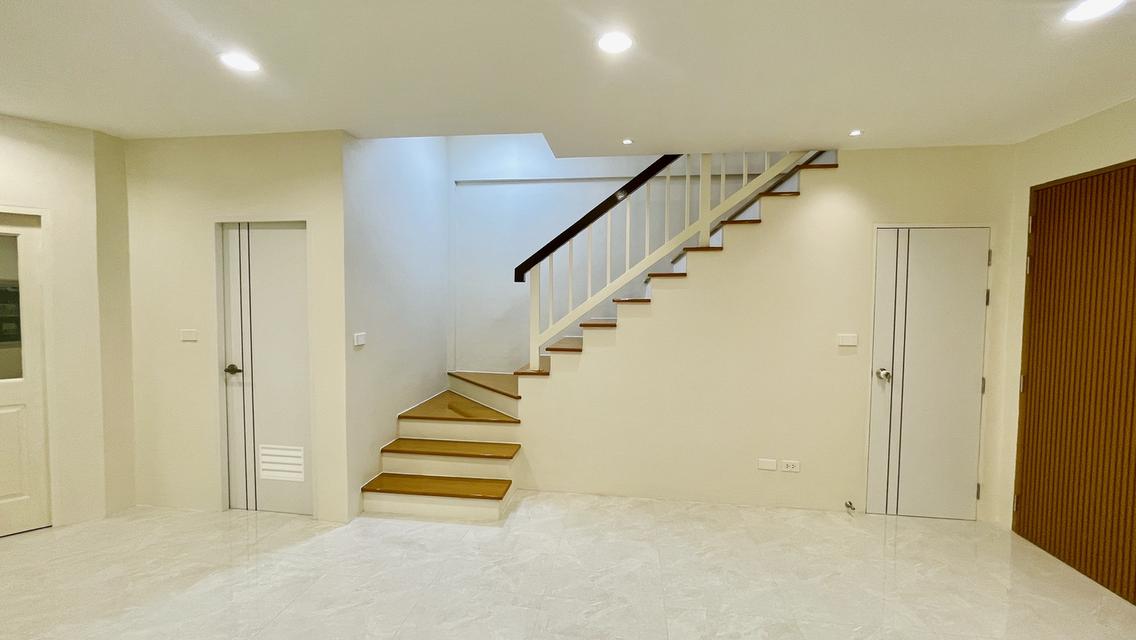 ทาวน์เฮาส์  กรุงเทพ กรีฑา7 5