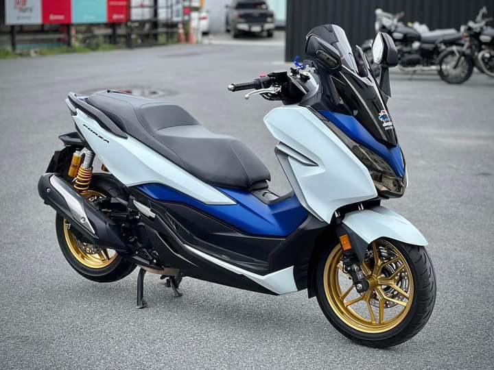 Honda Forza สีขาว-น้ำเงิน 2