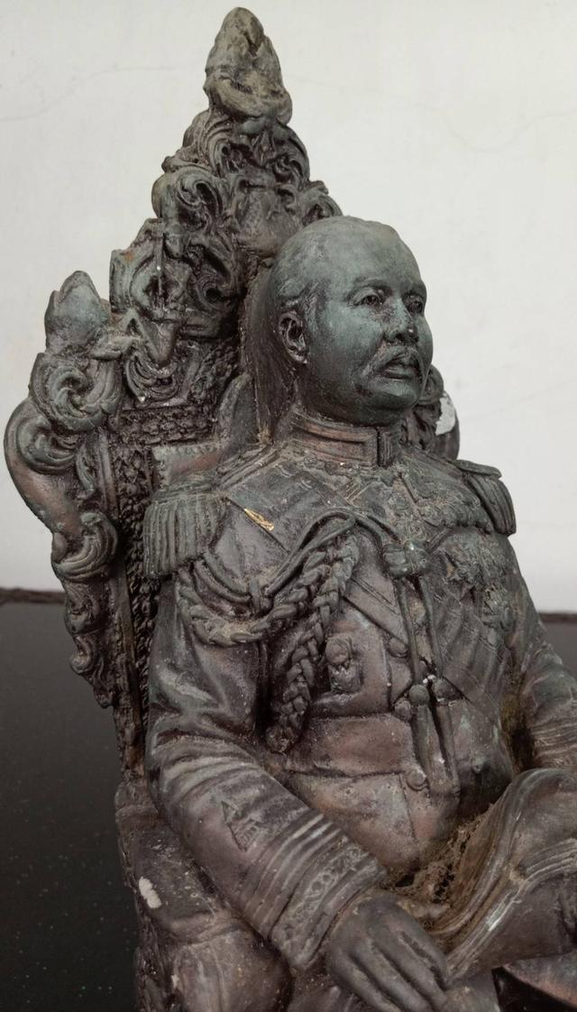 581.พระบรมรูปหล่อในหลวงรัชกาลที่ 5 พระบาทสมเด็จพระปรมินทรมหาจุฬาลงกรณ์ พระจุลจอมเกล้าเจ้าอยู่หัว ทรงประทับนั่งบัลลังก์ รูปที่ 9