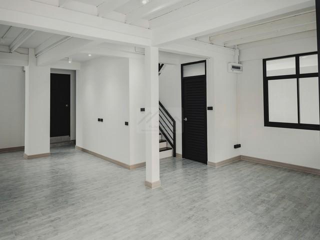 ให้เช่า ขาย บ้านเดี่ยว หลังมุม ซอยพัฒนาการ 12 ใกล้ทางด่วน เอกมัย ทองหล่อ บ้าน renovate ใหม่ ทั้งหลัง พื้นที่โปร่ง สบาย เหมาะทำออฟฟิศขนาดเล็ก 4