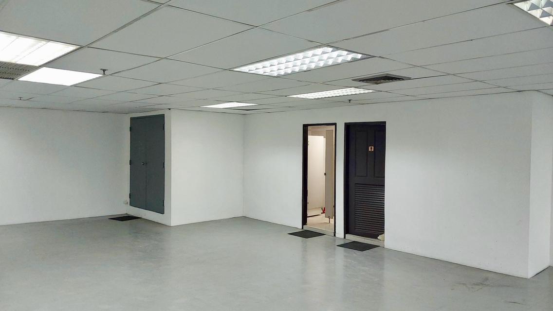 Prime Office for SALE at Ocean Tower 1 view facing Benjakitti Park 9