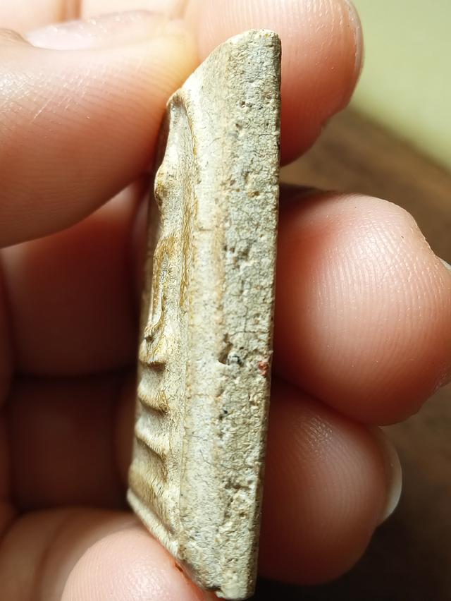 พระสมเด็จเก่าสวยเก่าธรรมชาติมีน้ำมันว่านดันออกมา รูปที่ 3