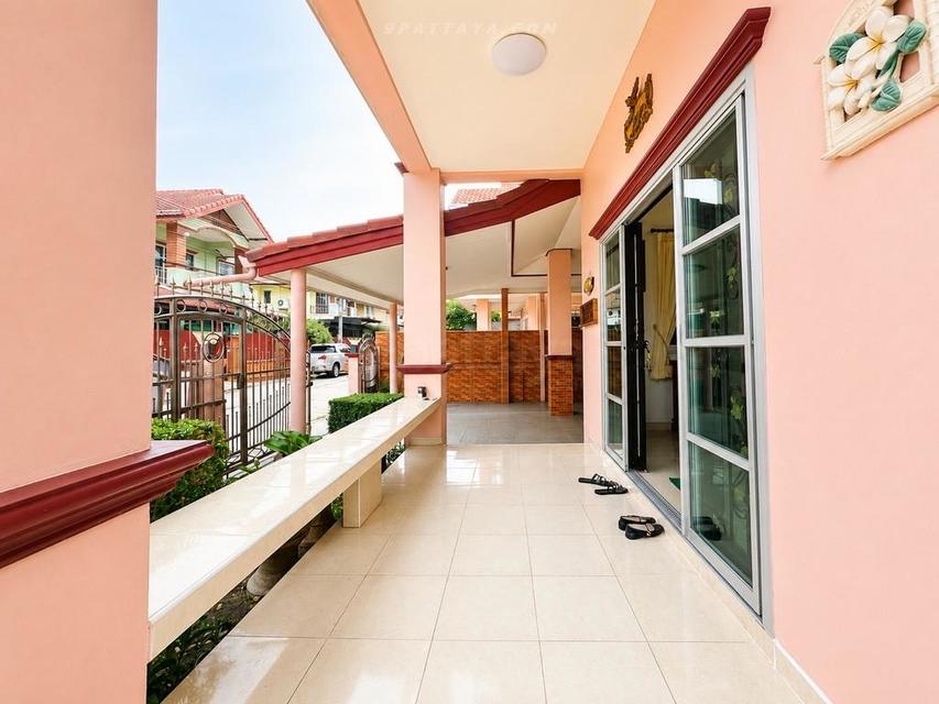 For Rent — 2-Storey Detached House with Garden at Sirisa 9, South PattayaSpacious 3 bedrooms 3 bathroom 3