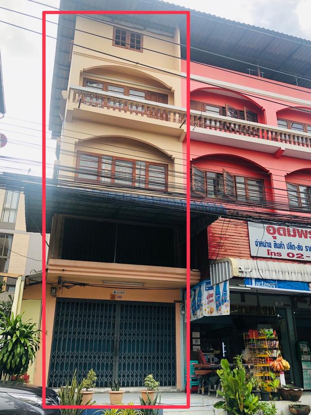 ให้เช่าอาคารพาณิชย์ที่สามารถทำการค้าหรืออยู่อาศัยได้ด้วยทำเลดีใกล้มอเตอร์เวย์ และรถไฟสายสีส้ม 1