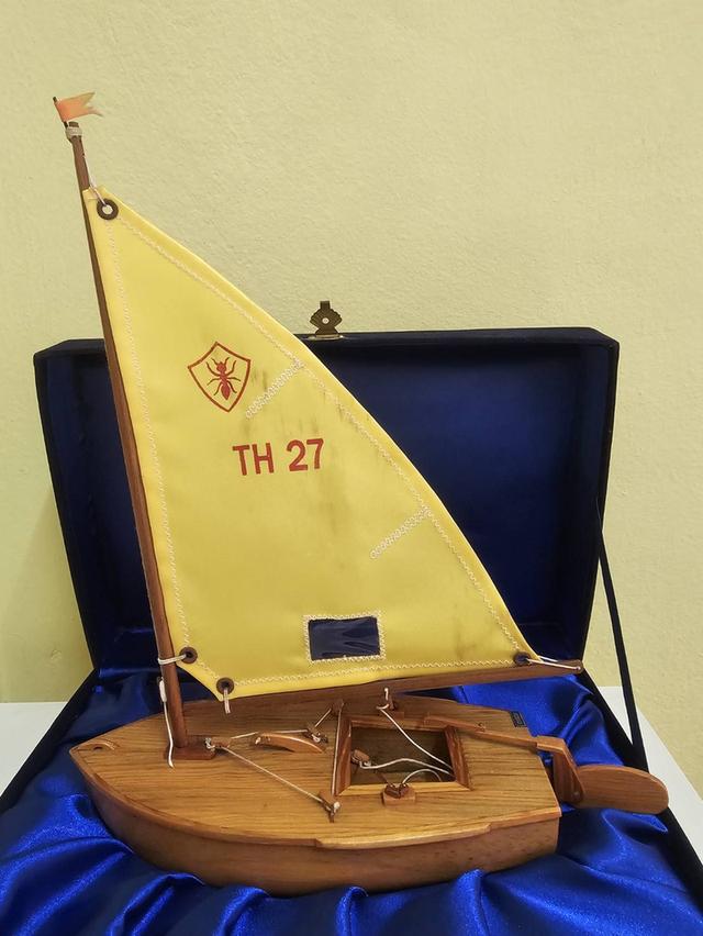 เรือใบมด จำลอง พระบาทสมเด็จพระเจ้าอยู่หัวรัชกาลที่ 9 ปี 2539 พร้อมกล่องผ้าไหม ของสะสมหายาก สภาพสมบูรณ์ 6