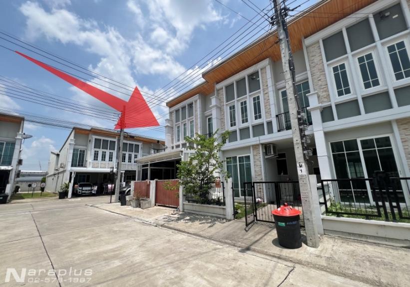 68040500 : ขายทาวน์เฮ้าส์ 2 ชั้น ห้องมุม หน้ากว้าง 5.5 เมตร บนที่ดินขนาด 16.7 ตรว. หลังบ้านไม่ติดใคร(เป็นสวน) หมู่บ้านโกลเด้น ทาวน์ วิภาวดี-แจ้งวัฒนะ 2