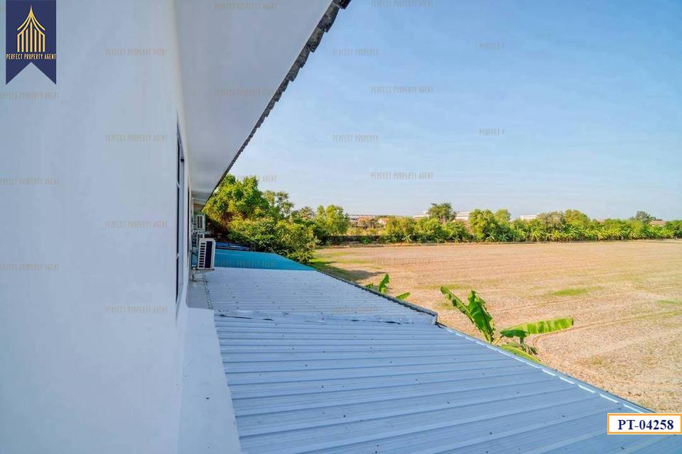 ขาย ทาวน์เฮ้าส์ สุชา บางบัวทอง ตกแต่งใหม่ มีเทอเรซ พร้อมอยู่ ฟรีโอน 17