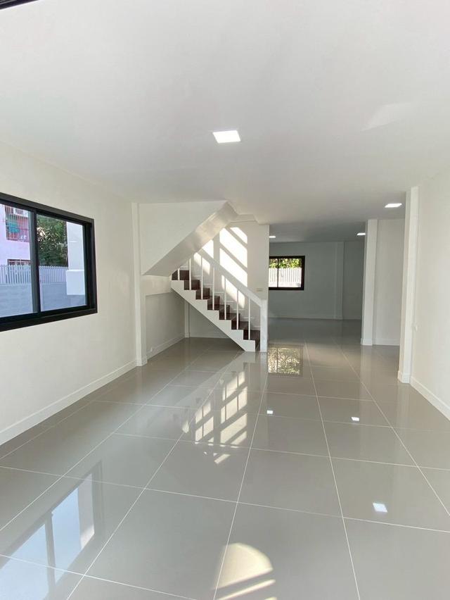 ขายบ้านเดี่ยว 2 ชั้น  เนื้อที่ 125 ตารางวา  หมู่บ้านเมืองเอกรังสิต ถนนพหลโยธิน ตำบลหลักหก อำเภอเมืองปทุมธานี จังหว 4