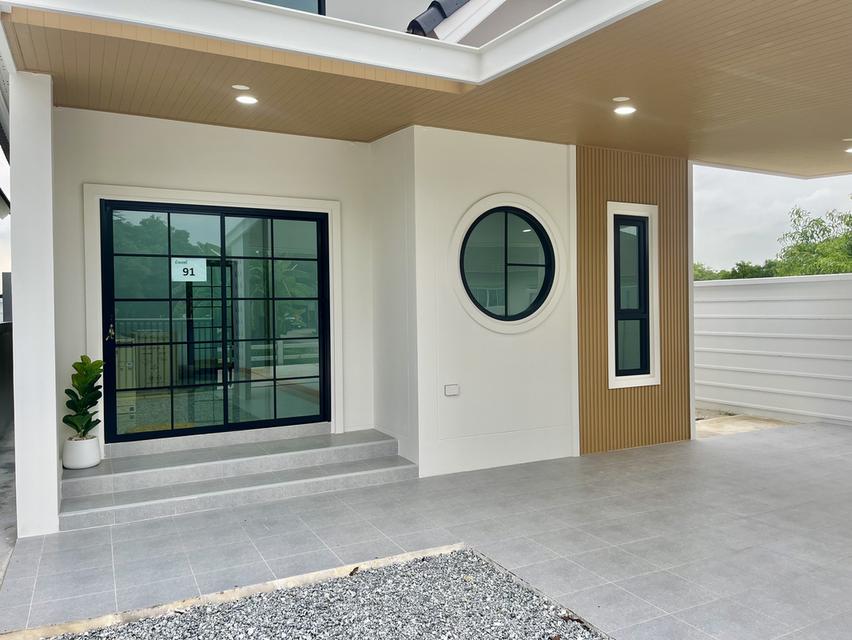 บ้านเดี่ยว ทำเลดี ห่าง รพ.พานทองเพียง 3 กิโลเมตร 2 นอน 2 น้ำ  2 จอดรถ  4