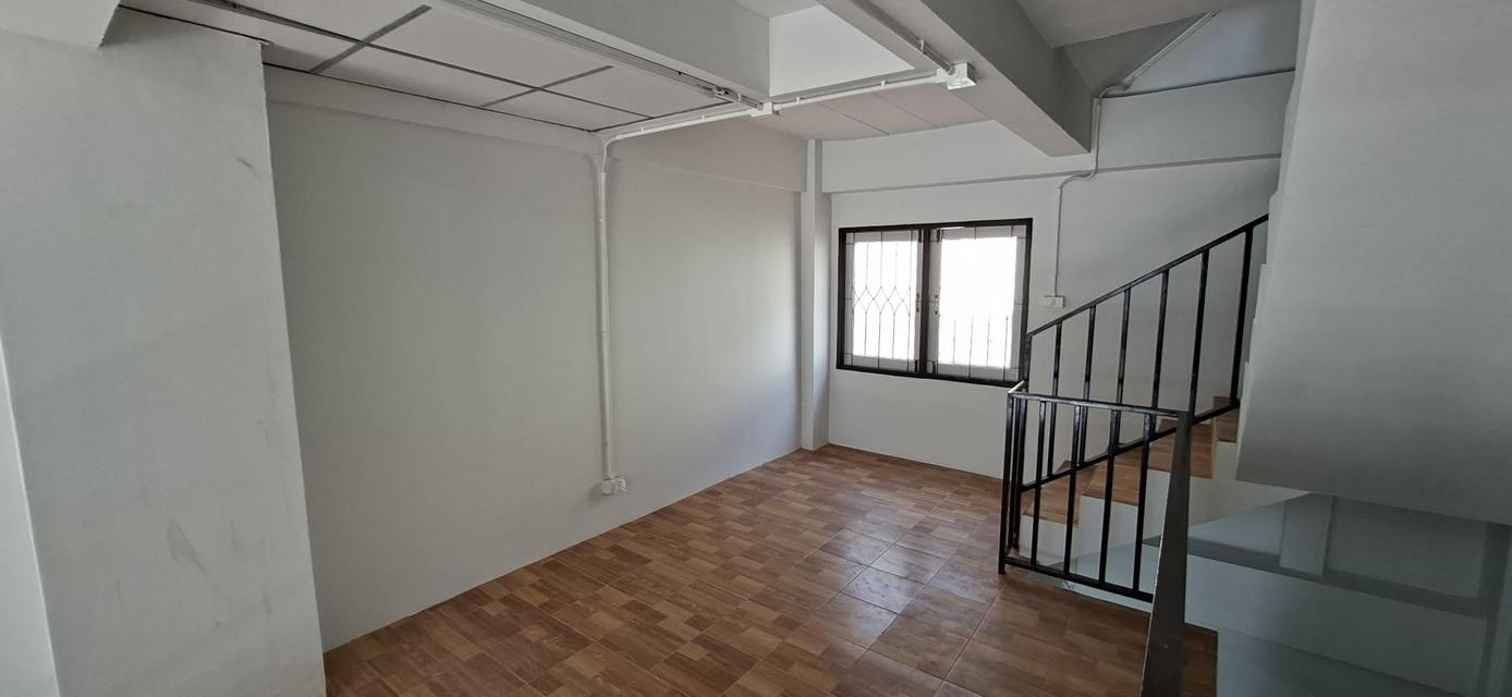 ขายถูกตึกติดถนนใหญ่ ใกล้ไปรษณีย์มีนบุรี ถนนนิมิตรใหม่ พื้นที่ 17 ตรว. รีโนเวทใหม่ พร้อมอยู่ ขายถูกที่สุดในย่านนี้ 4