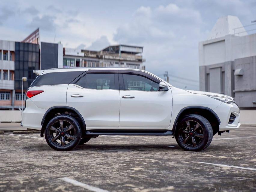 Toyota Fortuner 2.8 TRD เกียร์ออโต้ 4WD สีขาวมุก ปี 2017