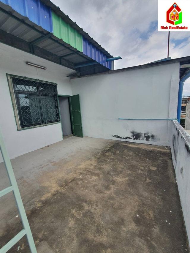 ขายถูกอาคารพาณิชย์ 3.75 ชั้น ซอยเอกชัย 35 แขวงบางขุนเทียน เขตจอมทอง เนื้อที่ดิน 29 ตรว. 3 นอน 2 น้ำ ขายตามสภาพ ติดถนนใหญ่ แหล่งชุมชน มีรถเมล์วิงผ่า 16