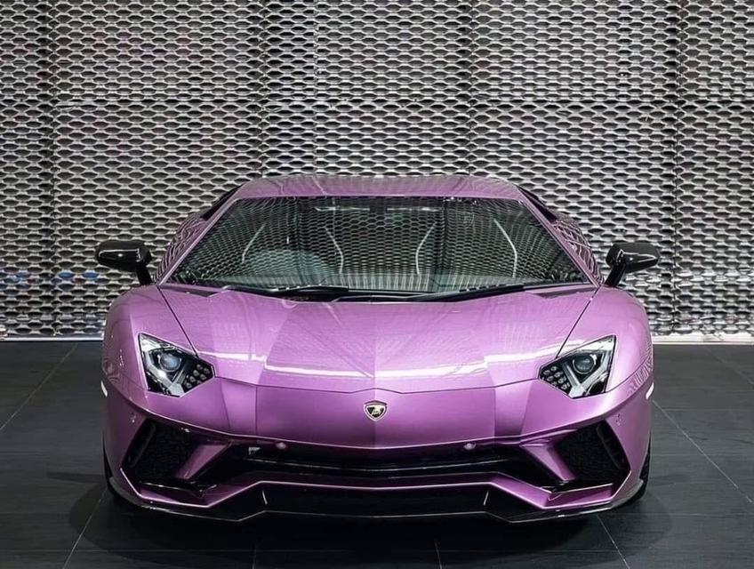 Lamborghini Aventador สีม่วง