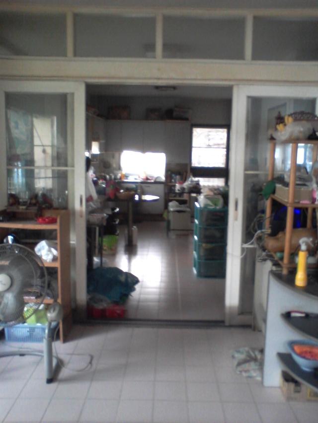 บ้านแฝด สองชั้น 3 ห้องนอน 1 ห้องแม่บ้าน 2 ห้องน้ำมีอ่างอาบน้ำ หลังริม ขนาด 36.1 ตารางวา มียามรักษาความปลอดภัย 24 ชั่วโมง หมู่บ้านติดถนนวิภาวดีรังสิต 5