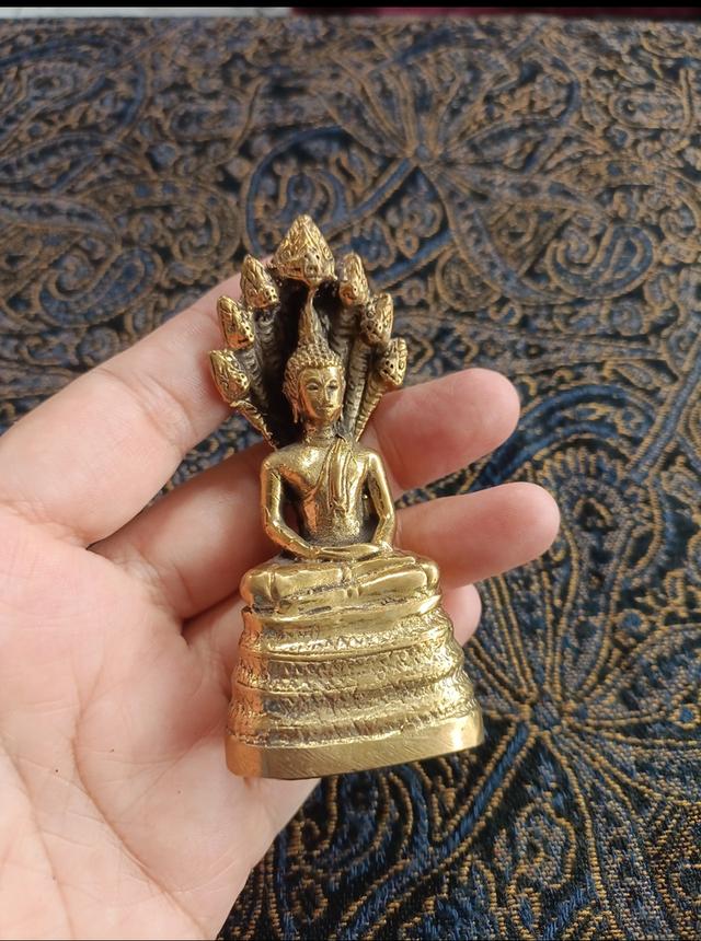 พระพุทธรูปปางนาคปรกเนื้อทองเหลือง ขนาดประมาณ 3 นิ้ว เป็นพระประจำวันเกิดสำหรับผู้ที่เกิดวันเสาร์