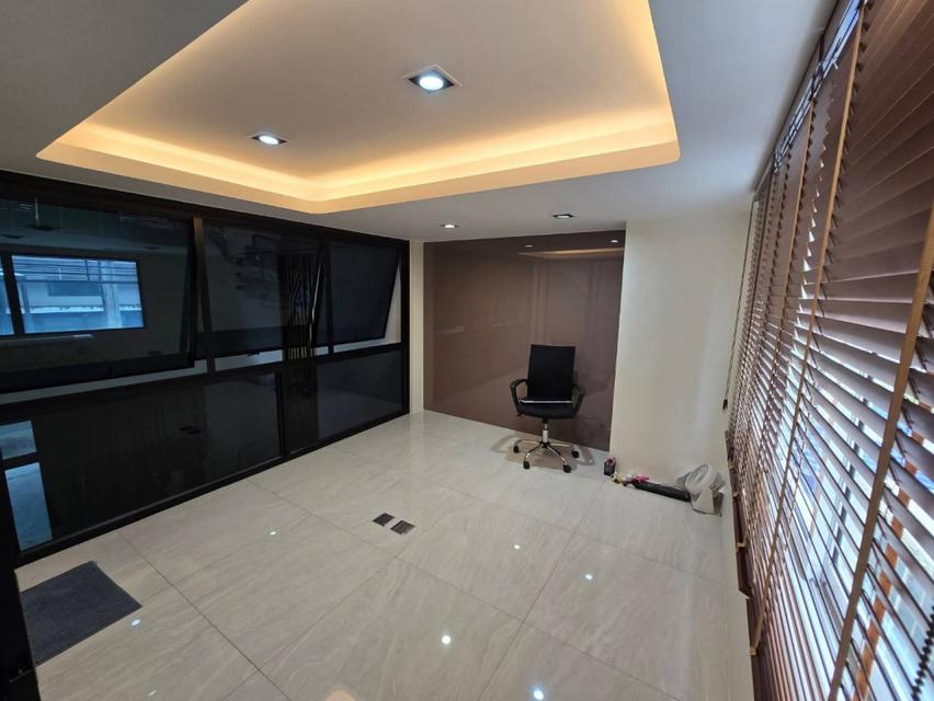ให้เช่า​ Home​ Office​ โครงการ​ District​ Ekkamai​-Ramintra​ 32.5 ตร.ว​ พื้นที่ใช้สอย​ 172 3 น้ำ​ 3