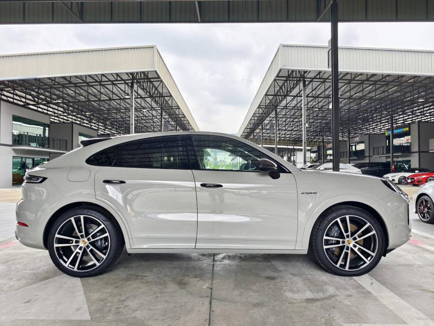รถเข้าใหม่! Facelift Porsche Cayenne Coupe Hybrid (UK Spec) สีเครยอน