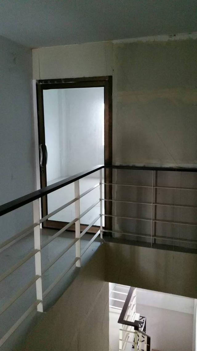 ขายอาคารพาณิชย์ ในนิคมปลวกแดง ต.ปลวกแดง จ.ระยอง 3 ชั้น 16.5 ตรว. ขายราคา 4.1 ล้านบาท สนใจติดต่อ 085-1210072 5