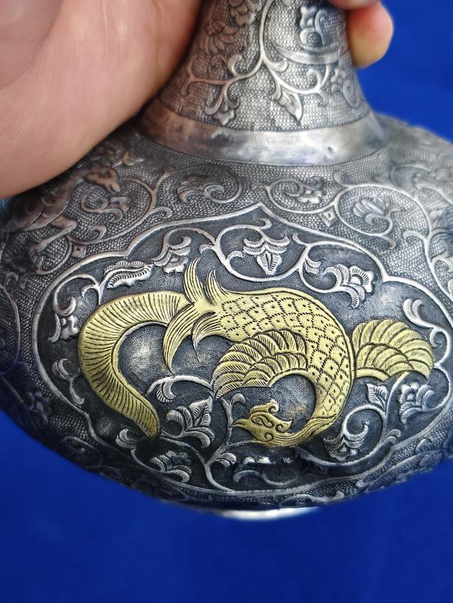 old Chinese silver surahi gold engraved รูปที่ 8