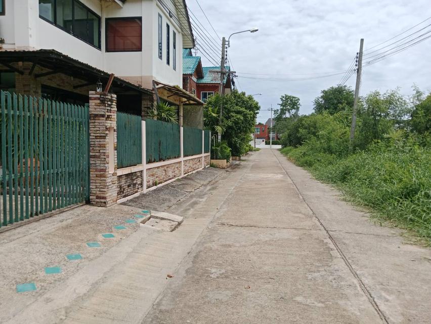 ขายที่ในหมู่บ้าน ลานทอง ปากเกร็ด หมู่บ้านใหญ่ทำเลดี ติวานนท์-ปากเกร็ด เหมาะสร้างบ้าน 84 วามุม และยังมีติดกัน 69 วาสองแปลง  ลุงป้า น้าอาที่อยู่สนใจใจรี 14