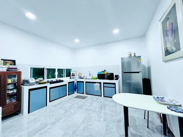 แปลงยาว ฉะเชิงเทรา ให้เช่าบ้านรีสอร์ทสุดหรู พร้อมพื้นที่สวนขนาดเล็ก 300 ตร.วา. รร.วัดหัวสำโรง 1.6 กม.900 ตร.ม. จัดเต็มเฟ 4